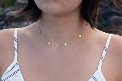 Modelo con collar corto dorado de soles